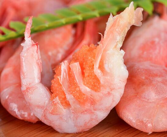 北极虾生长在200-250米深的冰冷海水环境中,煮熟的北极虾颜色呈粉红色